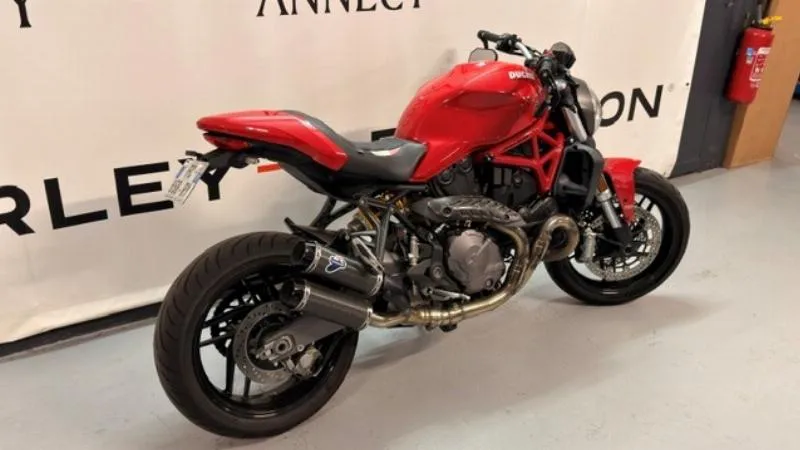 MONSTER 821