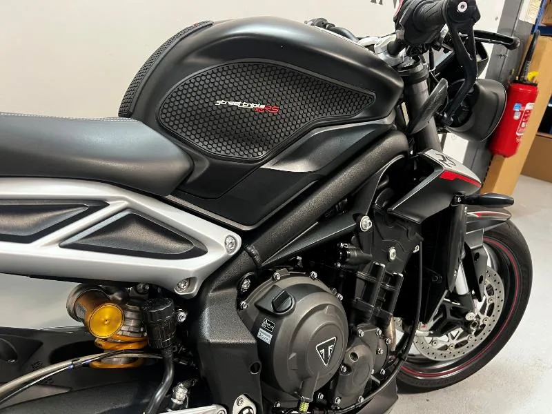 STREET TRIPLE 765 RS
