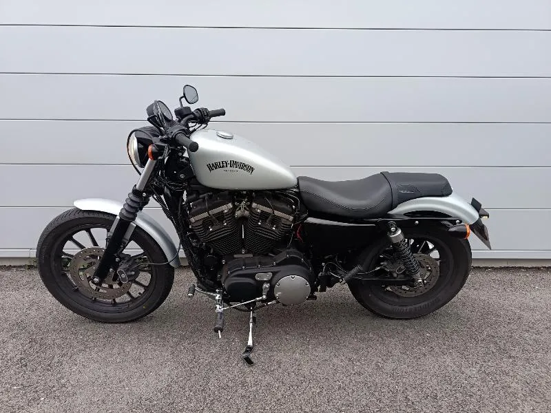 SPORTSTER IRON 883