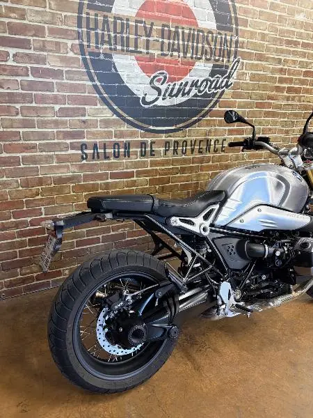 R NineT