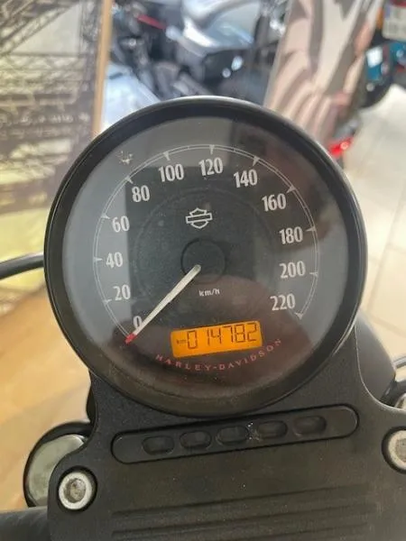 SPORTSTER IRON 883