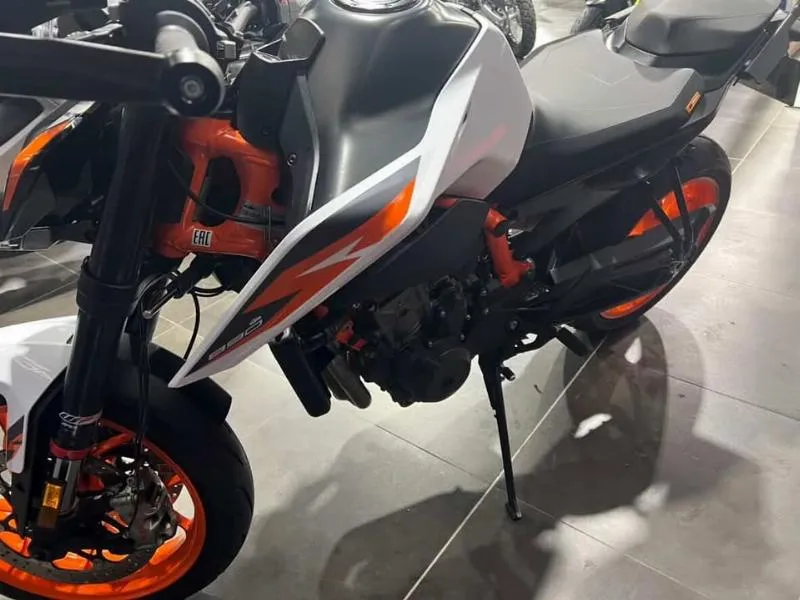 890 DUKE R