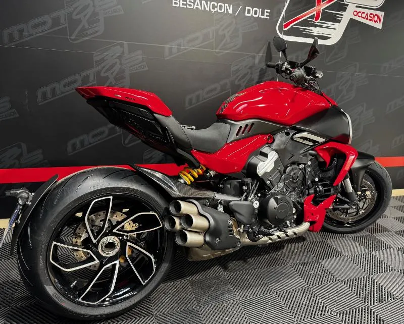DIAVEL V4