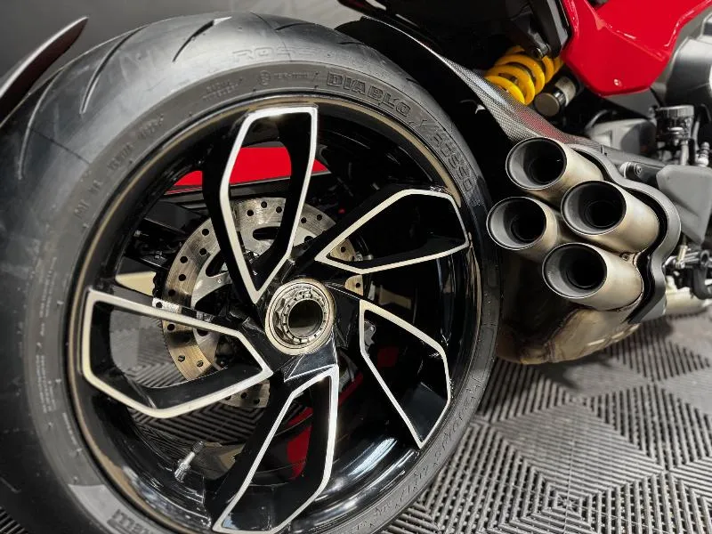 DIAVEL V4