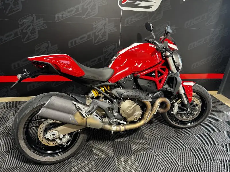 MONSTER 821
