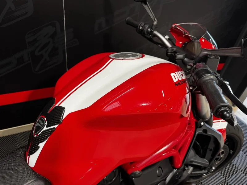 MONSTER 821