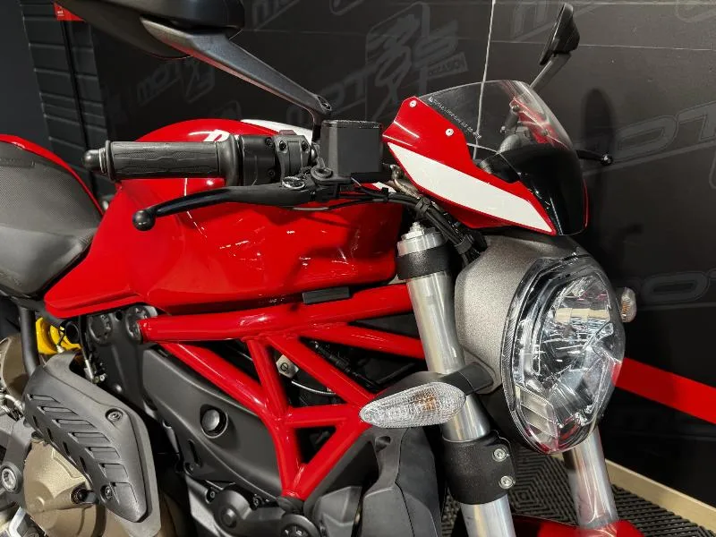 MONSTER 821