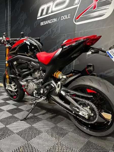 MONSTER 900