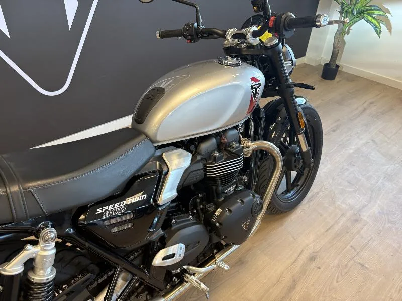 SPEED TWIN 900