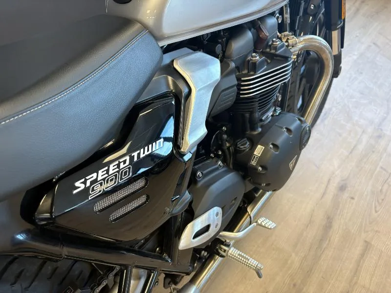 SPEED TWIN 900
