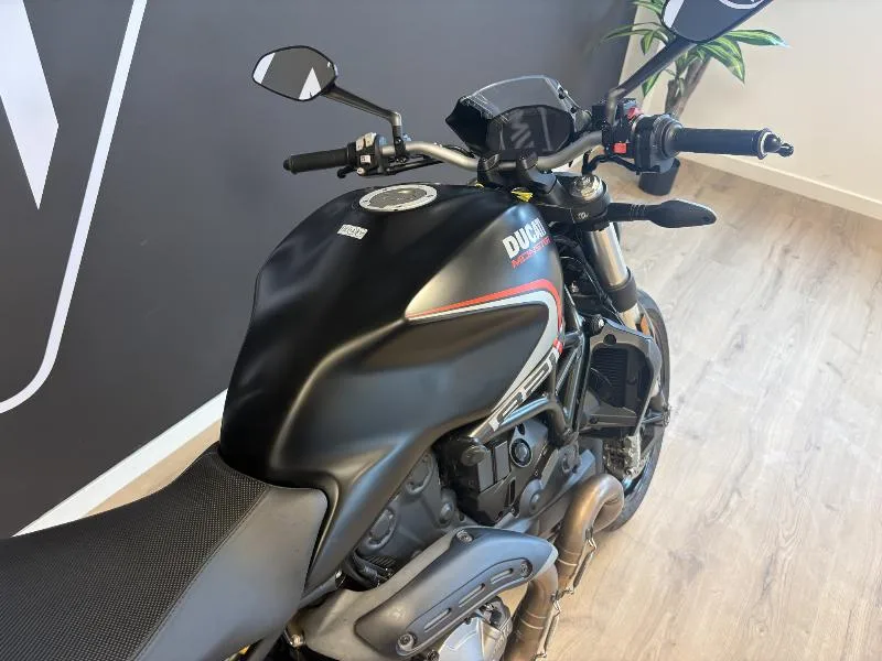 MONSTER 821