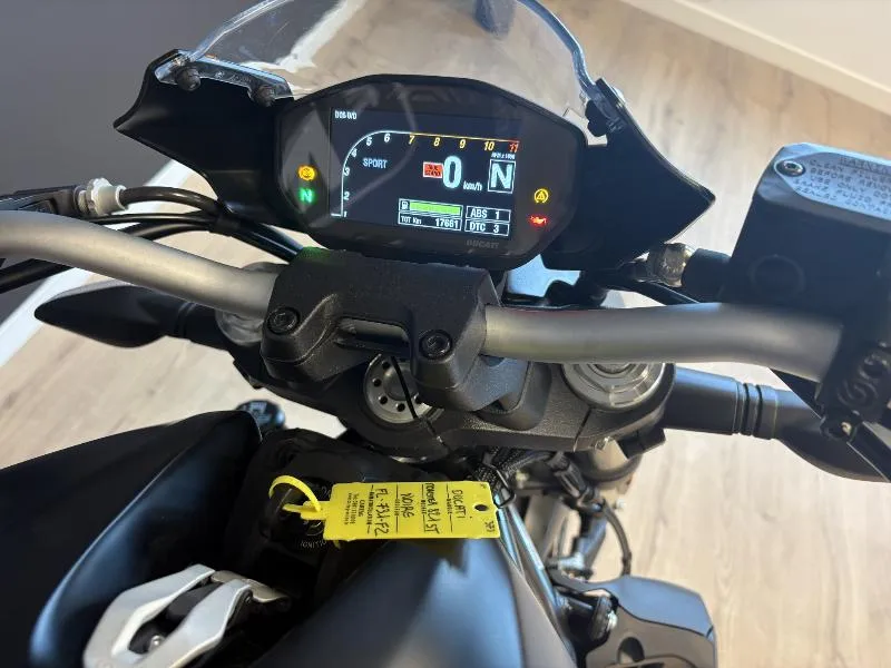 MONSTER 821