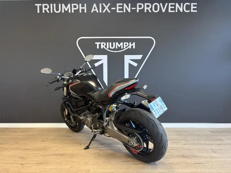MONSTER 821
