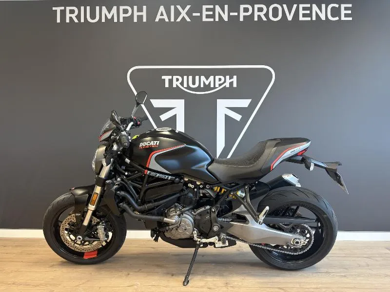 MONSTER 821