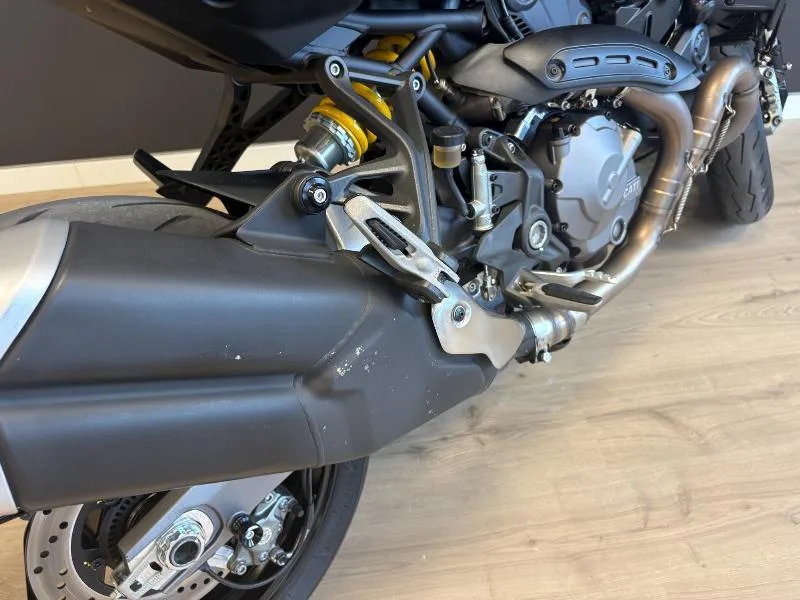 MONSTER 821