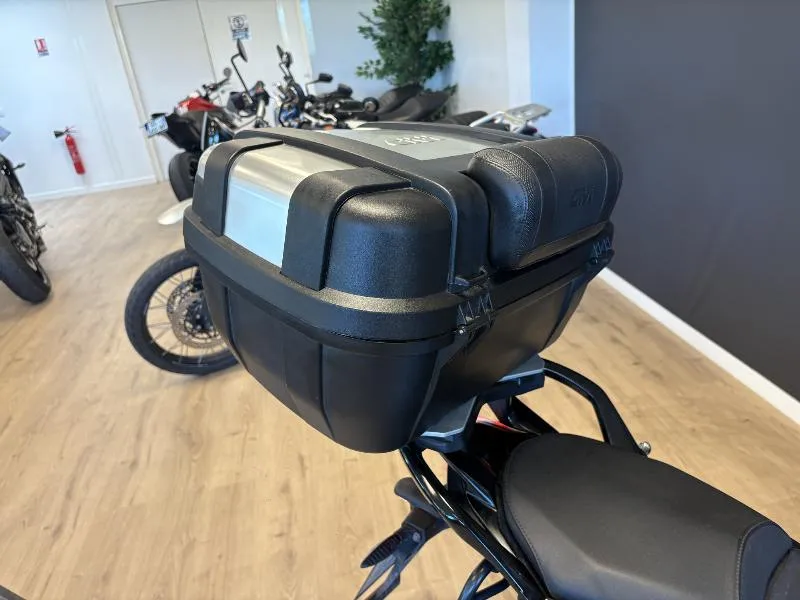 R 1200 R
