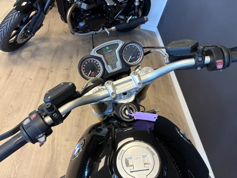 R NineT
