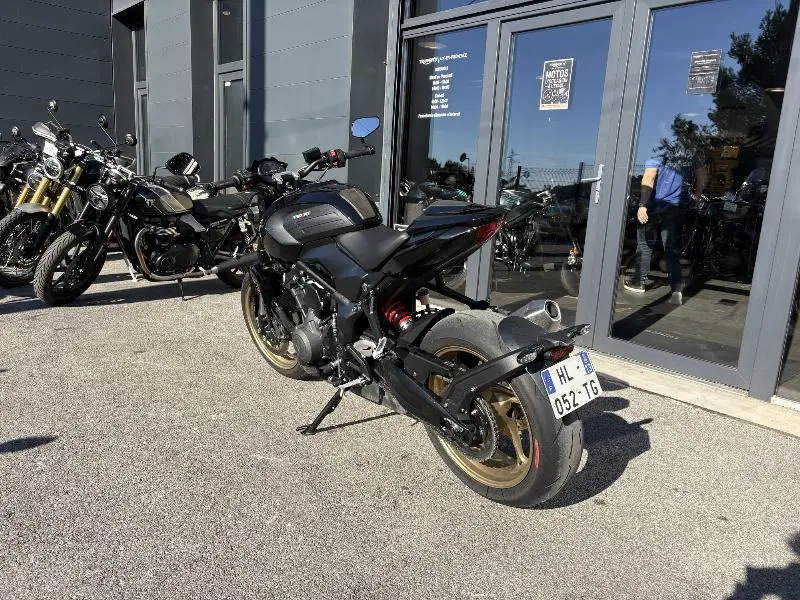 TRIDENT 800