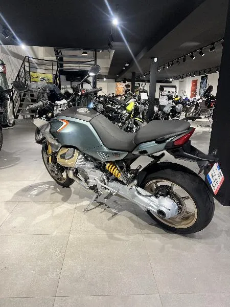 V100  MANDELLO