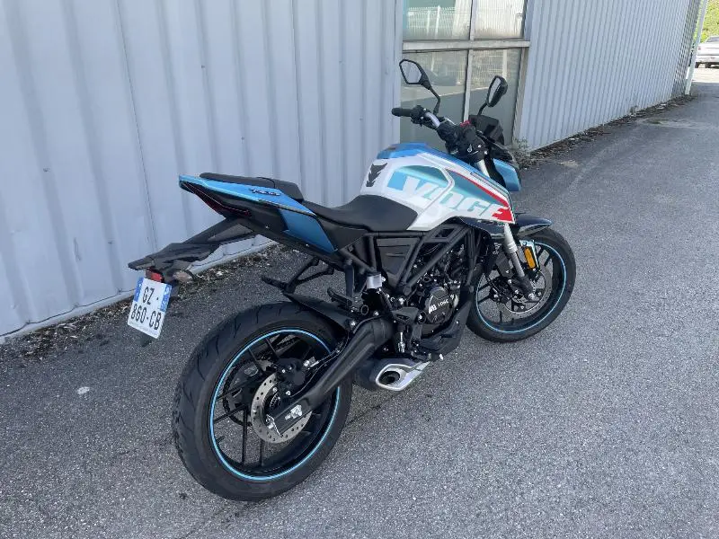 R 125
