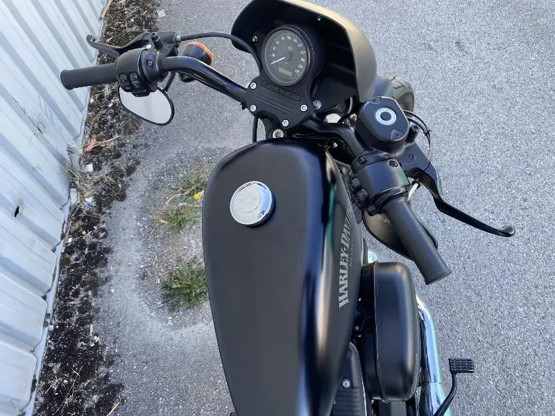 SPORTSTER IRON 883