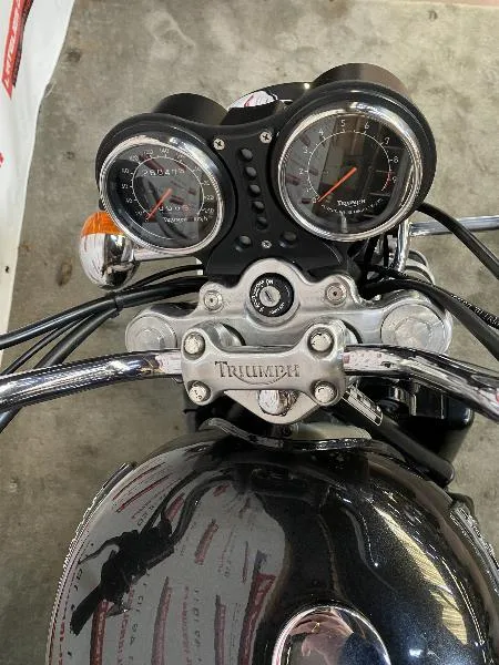 THUNDERBIRD 900