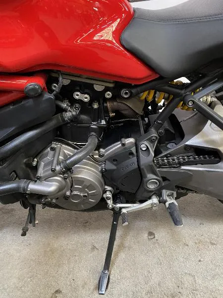 MONSTER 821