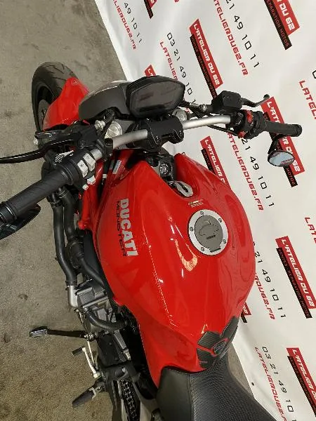 MONSTER 821