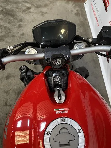 MONSTER 821