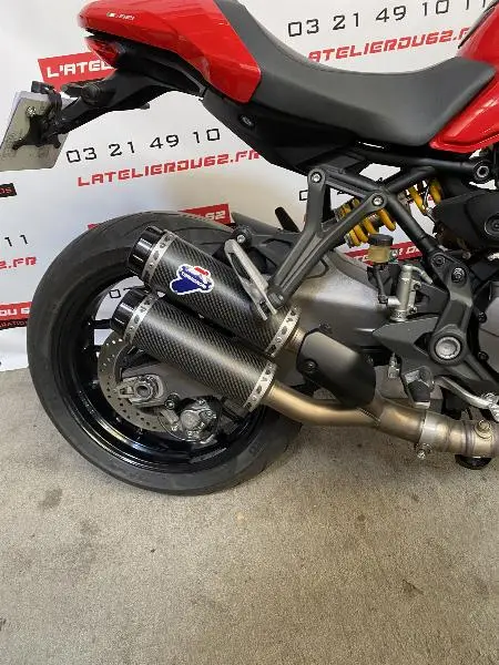 MONSTER 821