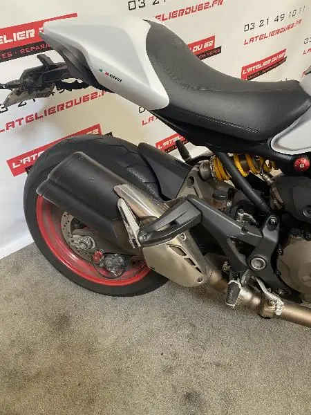 MONSTER 821