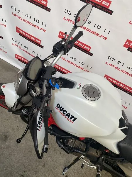 MONSTER 821
