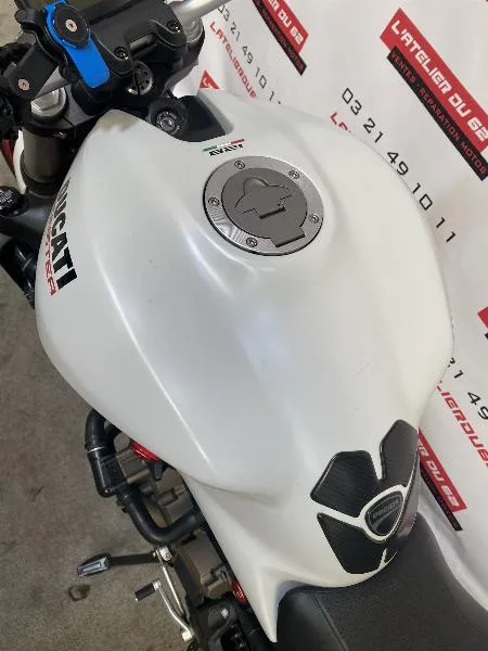 MONSTER 821