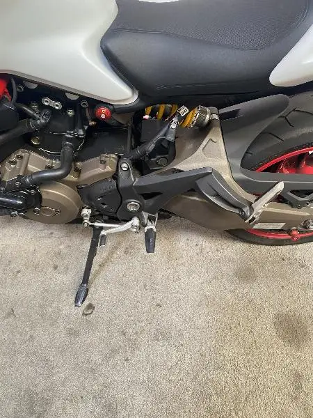 MONSTER 821