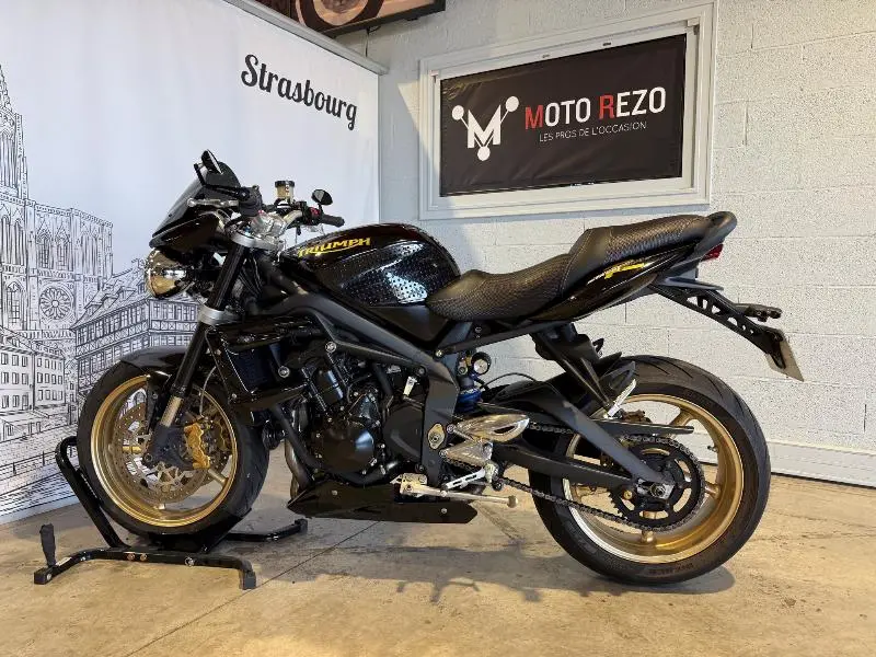 STREET TRIPLE 675