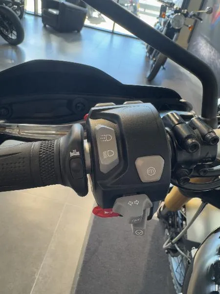 SCRAMBLER 1200 XE