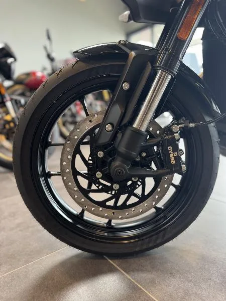 Thruxton 400