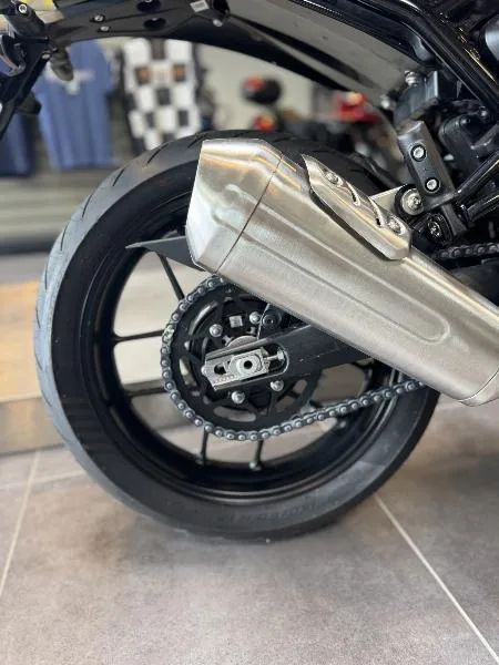 Thruxton 400
