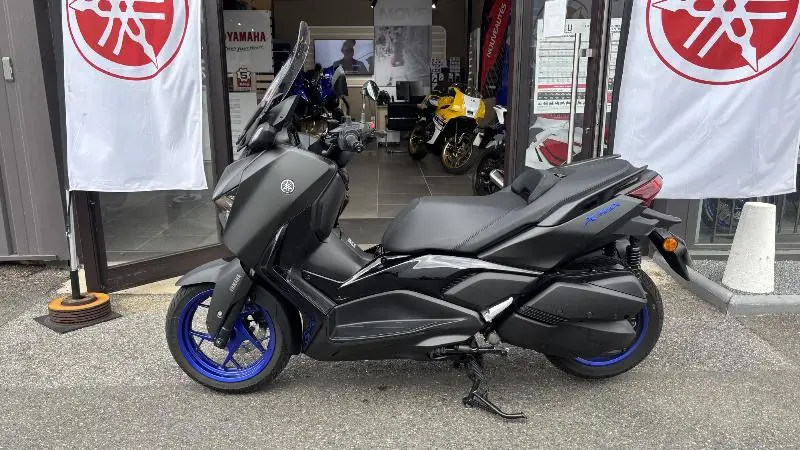 XMAX 300