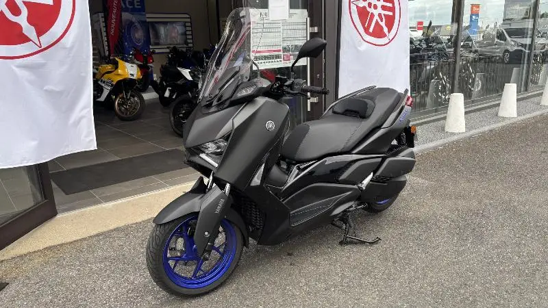 XMAX 300