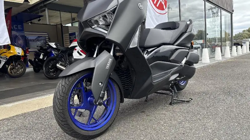 XMAX 300