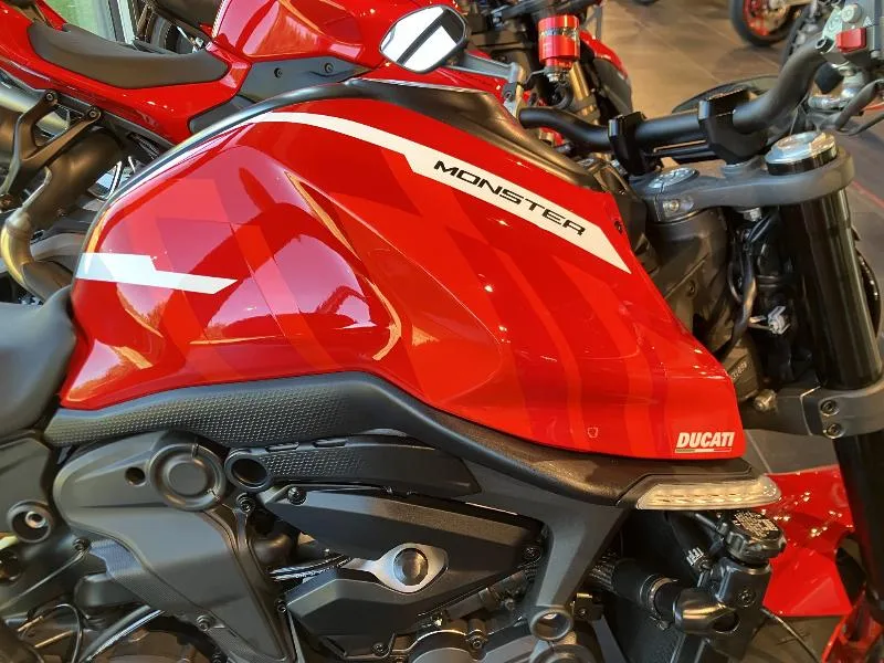 Monster 937  950