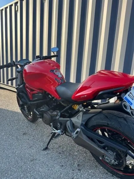 MONSTER 821