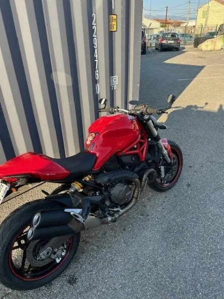 MONSTER 821