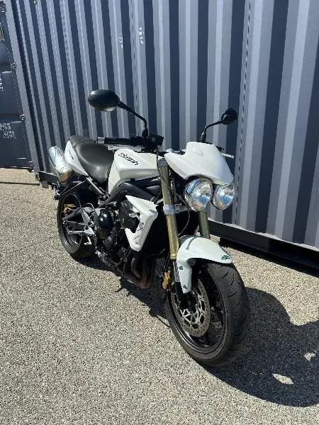 STREET TRIPLE 675
