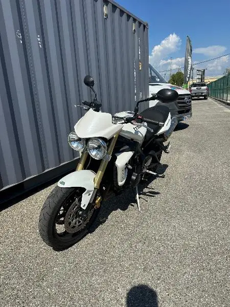 STREET TRIPLE 675