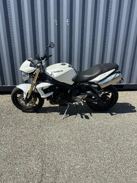 STREET TRIPLE 675