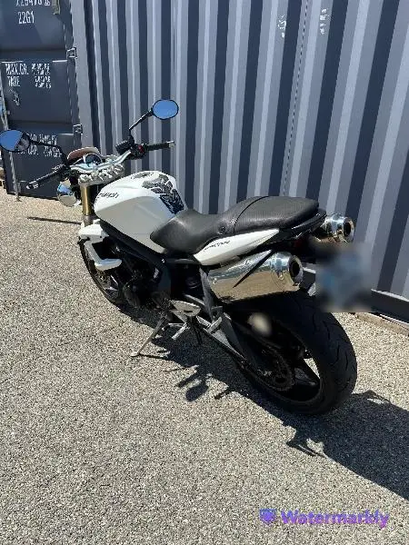 STREET TRIPLE 675
