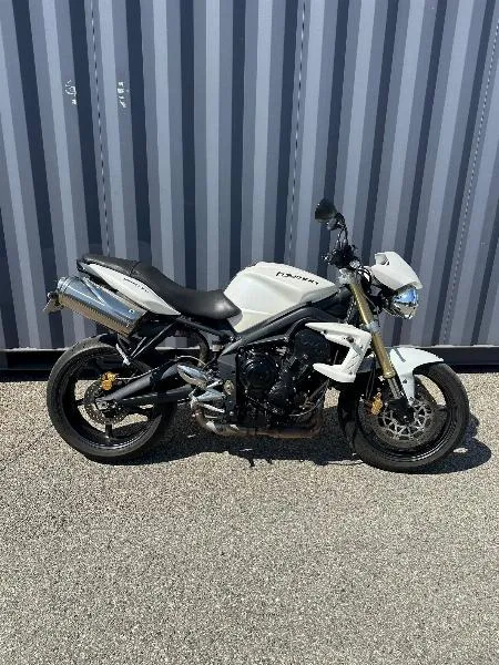 STREET TRIPLE 675