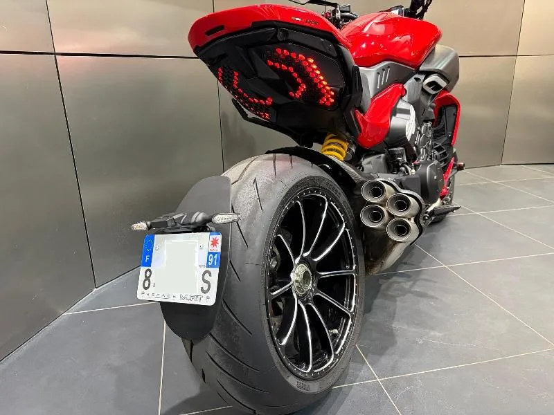 DIAVEL V4